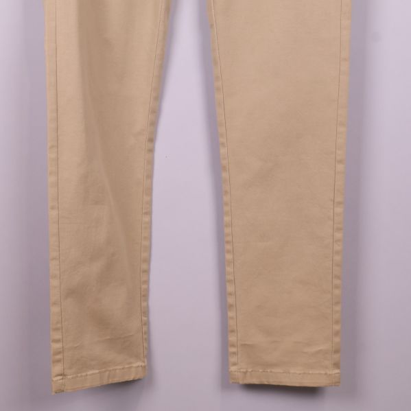 Raka benslut på beige chinos i närbild