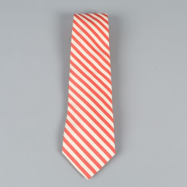 Slips med röda och beige diagonala ränder