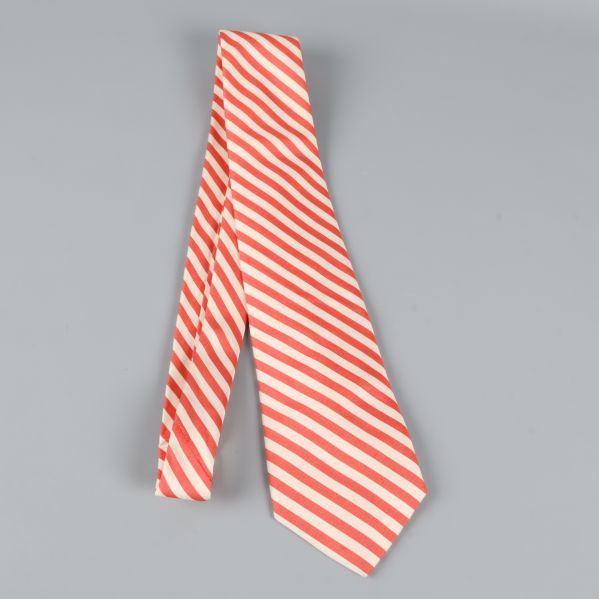 Röd och beige slips i halvknuten visning