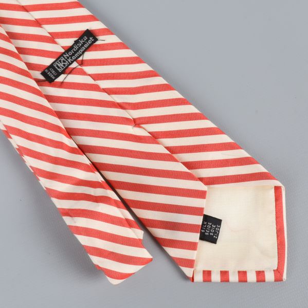 Närbild på slipsens mönster och etikett