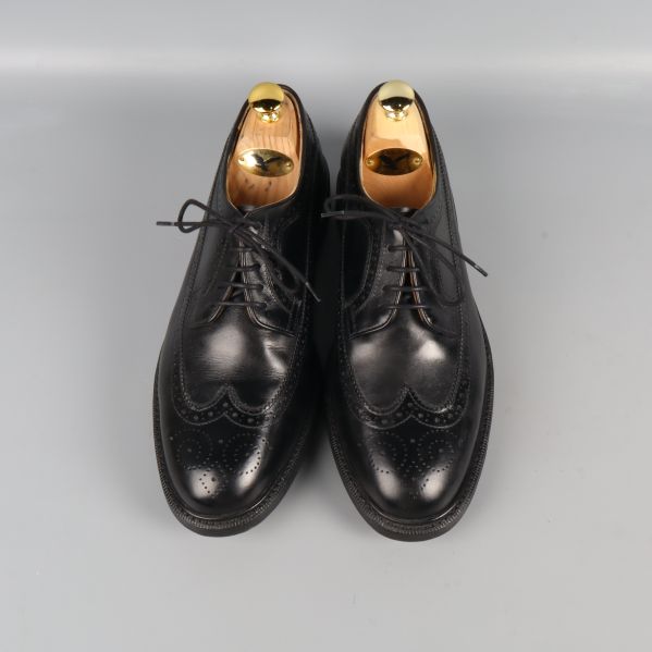 Svarta brogueskor uppifrån med mönster