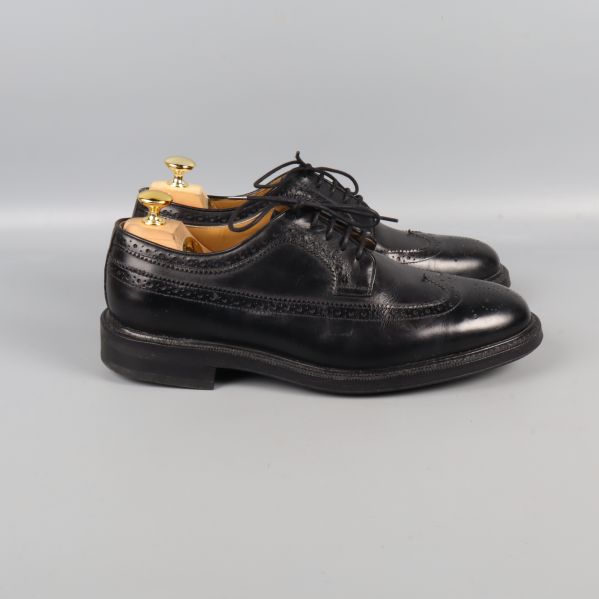 Svarta brogueskor sett från sidan med tydlig sula och häl