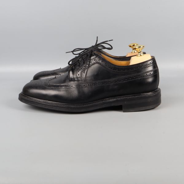 Svarta brogueskor från andra sidan i profil