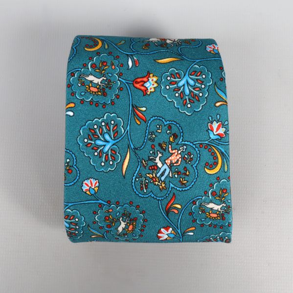 Detaljbild av slipsen med tätt blommigt mönster