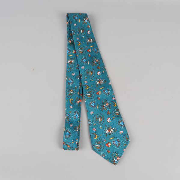 Helsynlig slips utrullad med mönstrat tyg