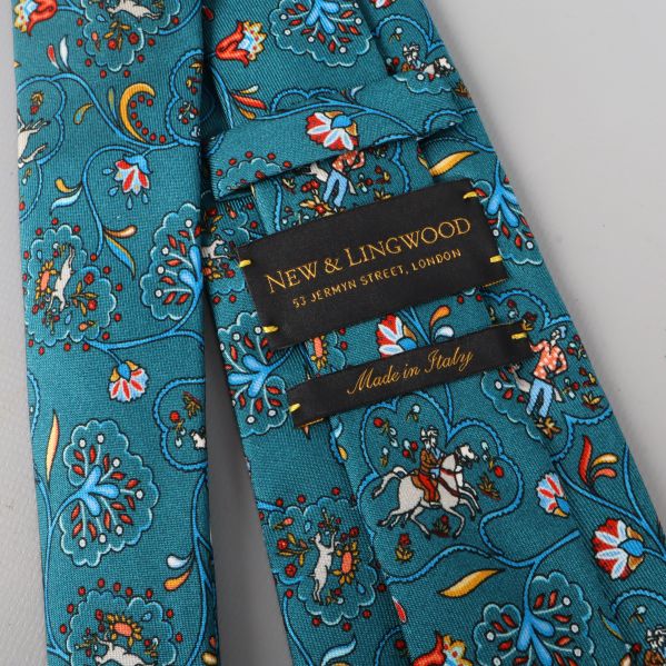 Närbild av etikett New & Lingwood på slips