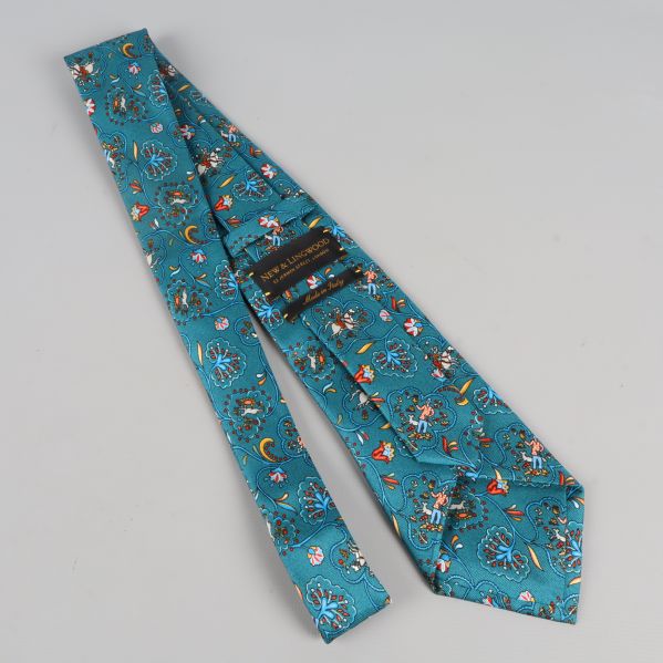 Baksida av slips med märkesetikett och mönster