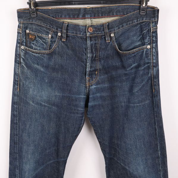 Närbild av jeans framifrån med fickor
