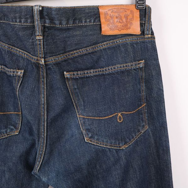 Baksidan av jeans med fickor och läderpatch