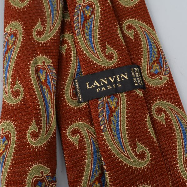 Närbild på Lanvin Paris etikett, paisleymönster synligt