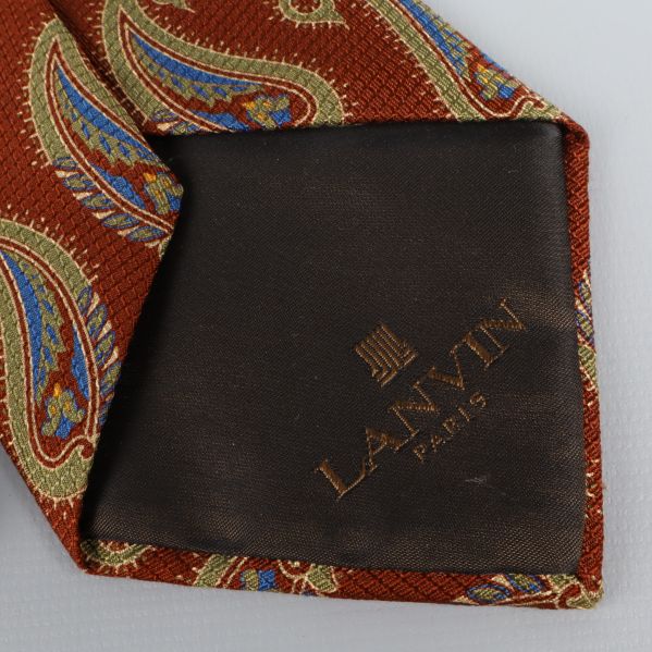 Närbild på slipsens spets med Lanvin Paris logga