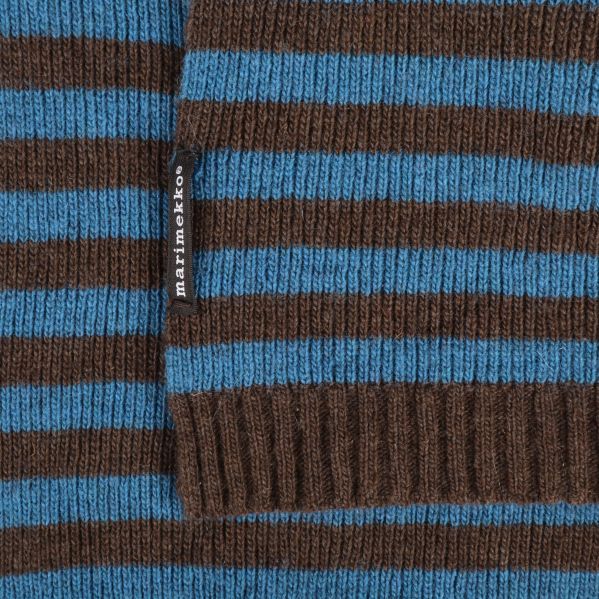 Närbild på Marimekko-tag och ribbad kant med ränder