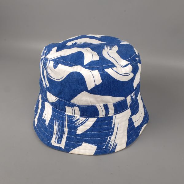 Bucket hat i blått och vitt mönster framifrån