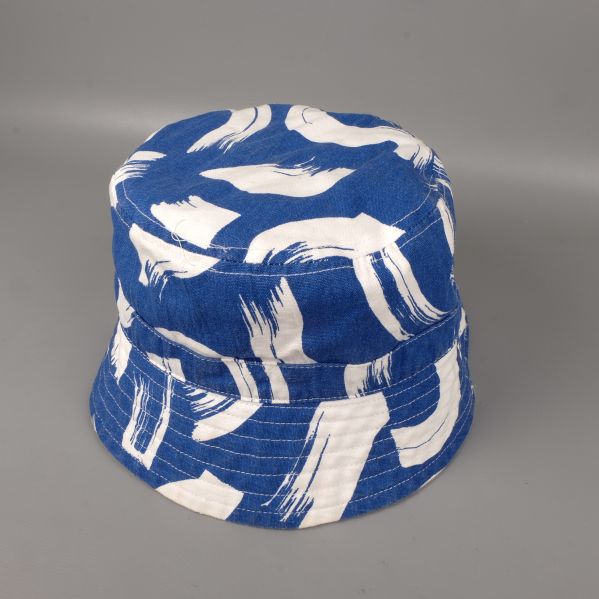 Baksida av bucket hat med blåvitt mönster