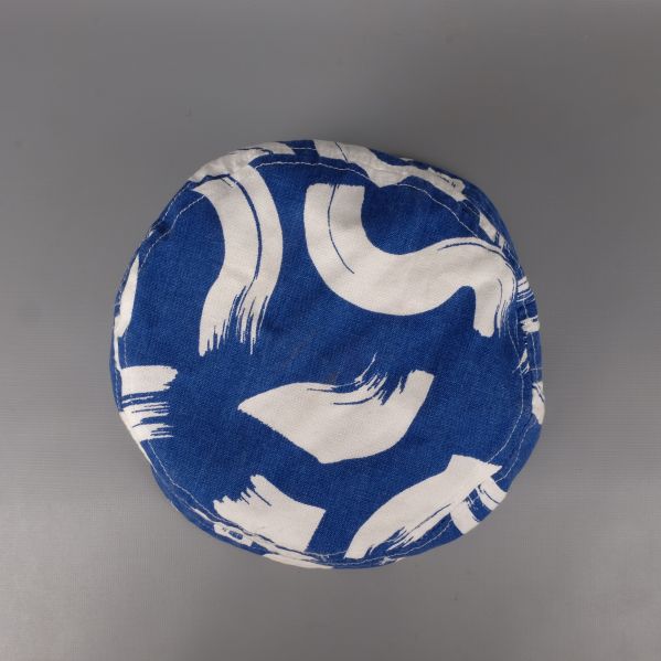 Toppen av bucket hat med vitt och blått mönster