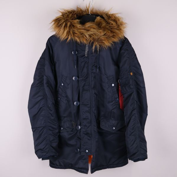 Parkas med mörkblå yta och brun fuskpäls på huvan framifrån