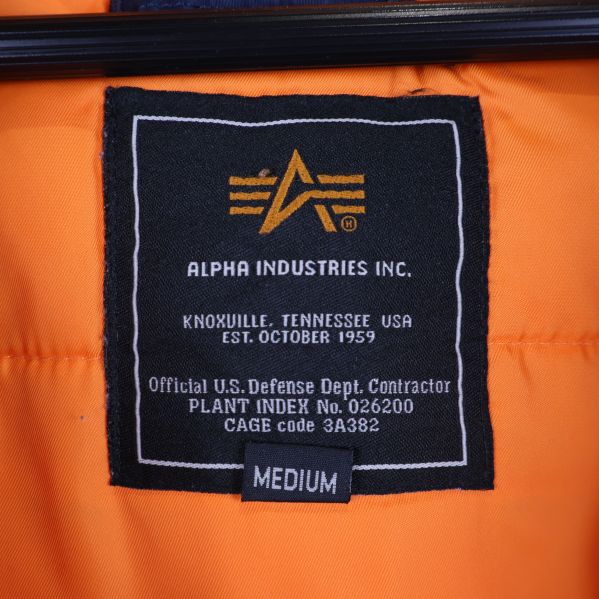 Alpha Industries logotyp på jackans orange innerfoder