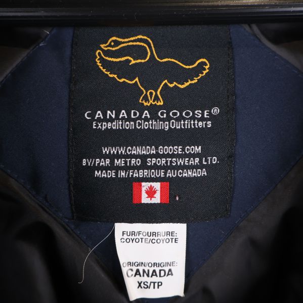 Närbild av Canada Goose etikett inuti jackan
