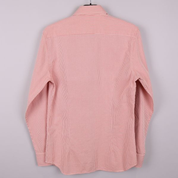 Rutig skjorta i orange och vitt bakifrån