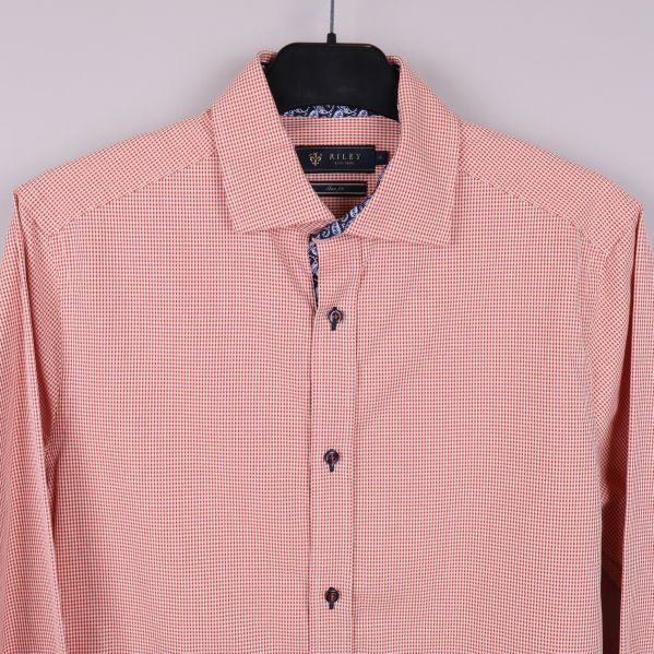 Närbild på skjortans krage och framstycke