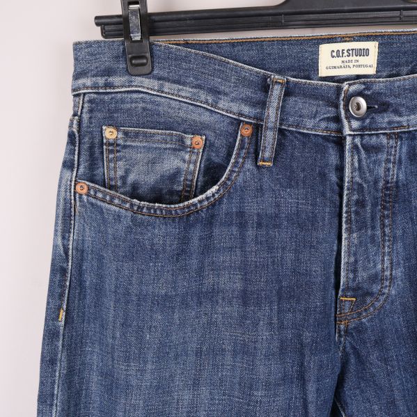 Närbild på jeansens framsida