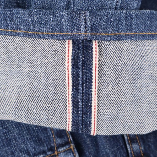 Närbild på selvedge tyg 