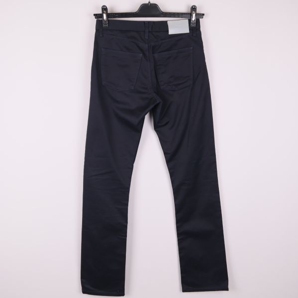 Baksidan av mörka Whyred Jeans 