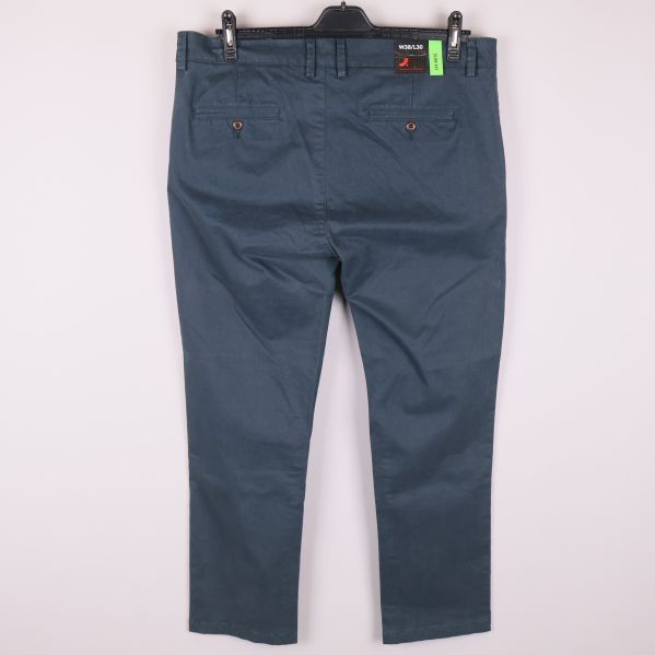 Blå slim fit-byxa Dressmann bakifrån med fickor