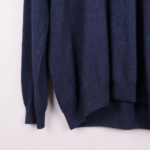 Närbild på muddarna och nederdelen av tröjan