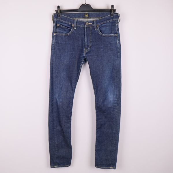 Framsida av blå Lee jeans med raka ben