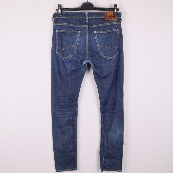 Baksida av blå Lee jeans med två fickor