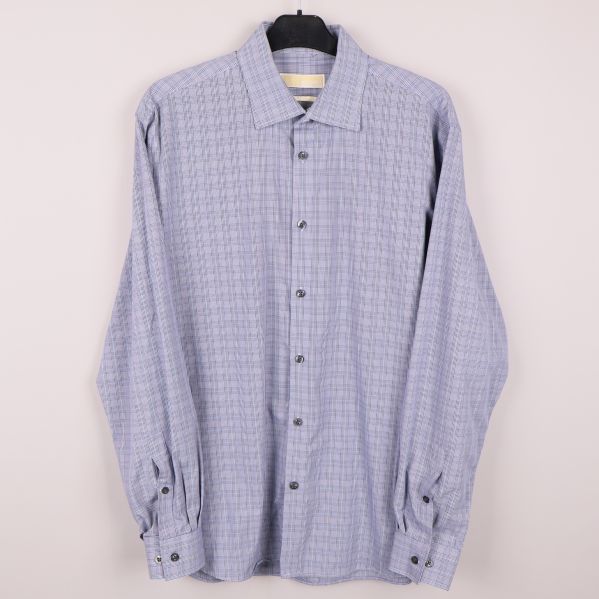 Framsida av ljusblå rutmönstrad skjorta 