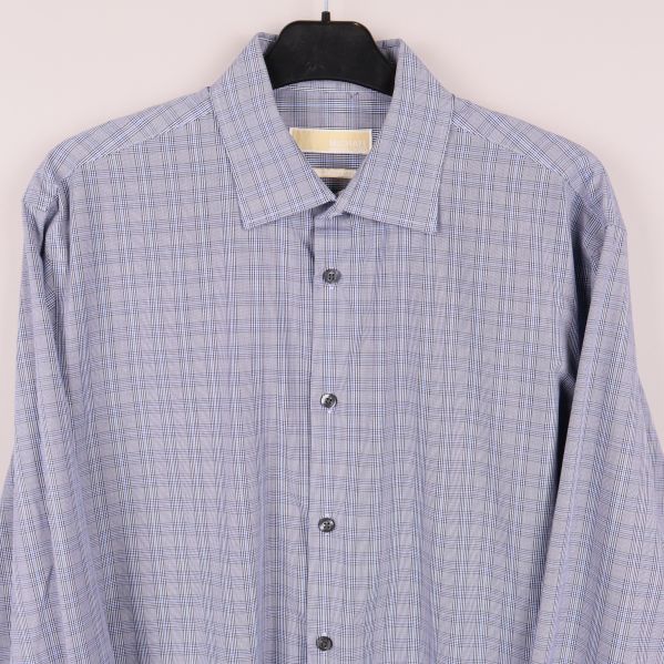 Närbild på skjortans krage och bröstparti