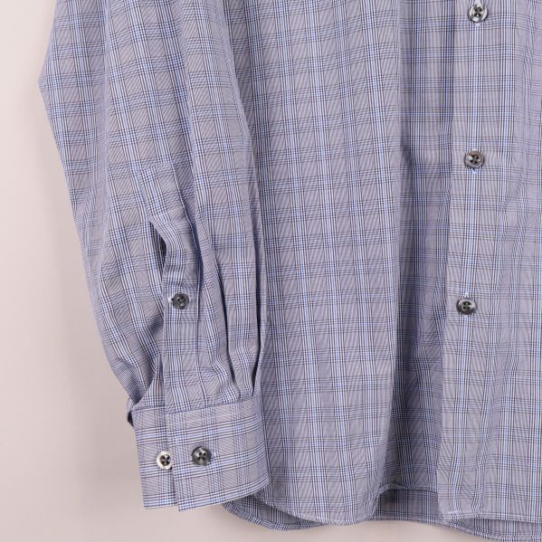 Närbild på manschett och ärmslut med knappar