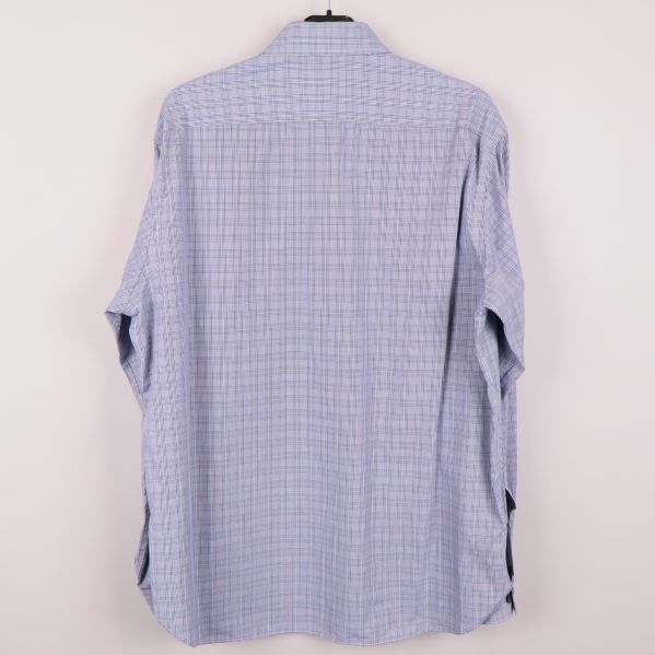 Baksida av ljusblå rutmönstrad skjorta 