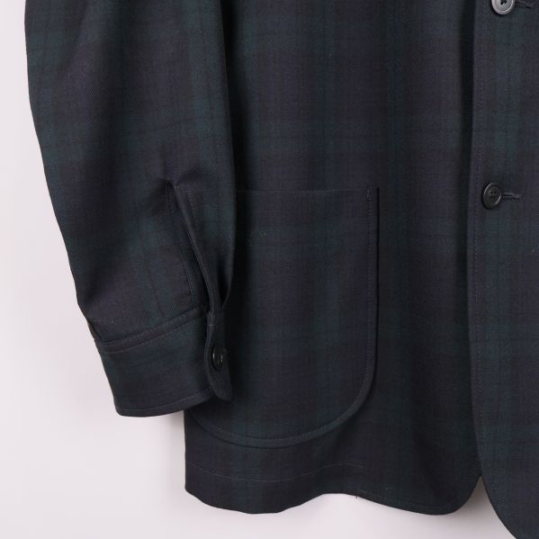 Närbild på ärmslut och ficka på rutig kavaj