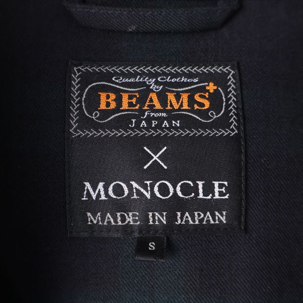 Närbild på Beams x Monocle-märke inuti kavajen