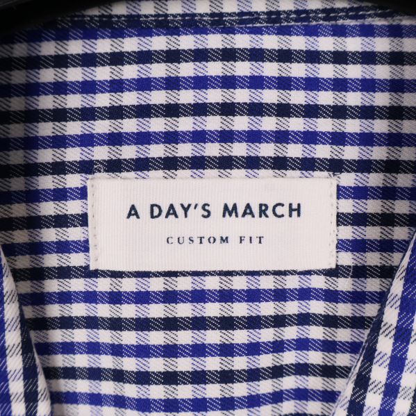 Närbild av etikett A Day's March inuti skjortan