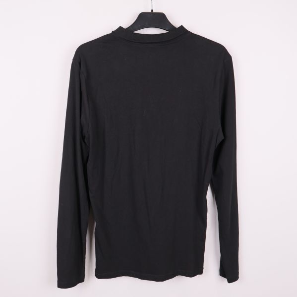 Svart långärmad pikétröja visad bakifrån 