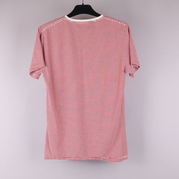 Baksidan av röd- och vitrandig t-shirt 