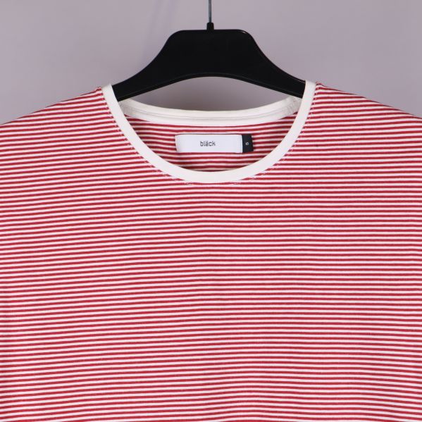 Närbild på halsringning med vit kant och randig t-shirtdesign