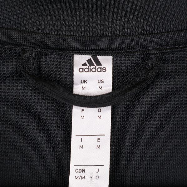 Storleksetikett som visar Adidas M