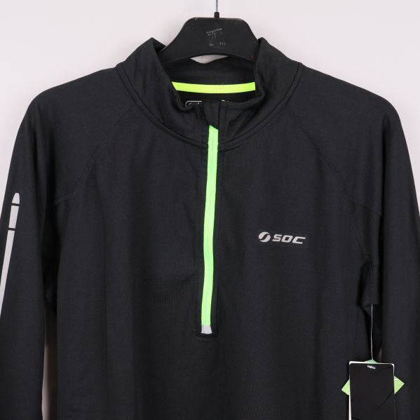 Närbild fram på träningströja med dragkedja och logga