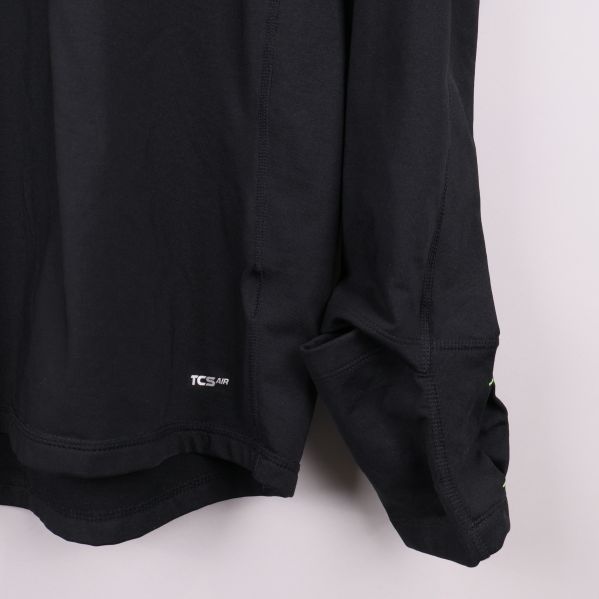 Ärm och nederkant av träningströja med TCS AIR tryck