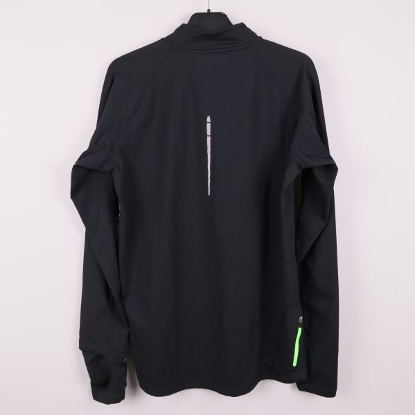 Träningströjans baksida med reflekterande detalj