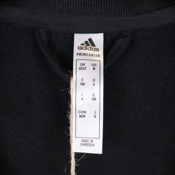 Adidas etikett med storleksinformation i ziptröjans krage