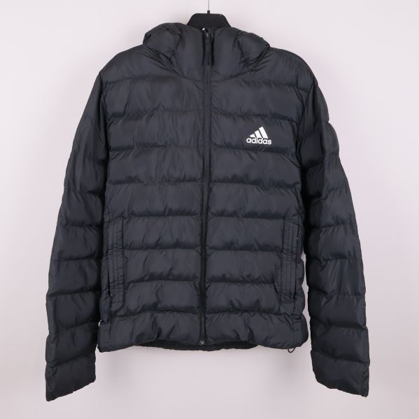 Framsida av svart vadderad adidas-jacka med huva