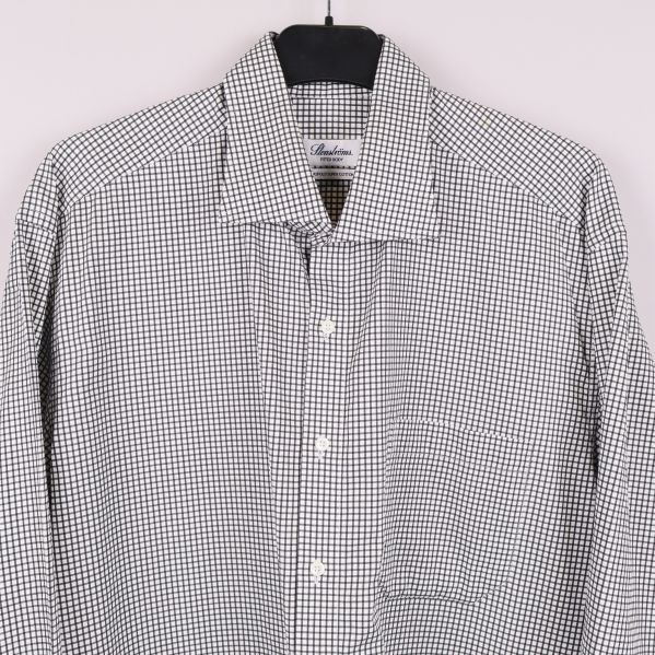 Närbild på skjortans överdel och krage framtill