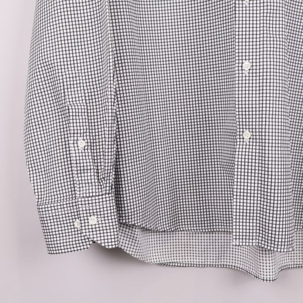 Närbild på skjortans nederkant och manschett