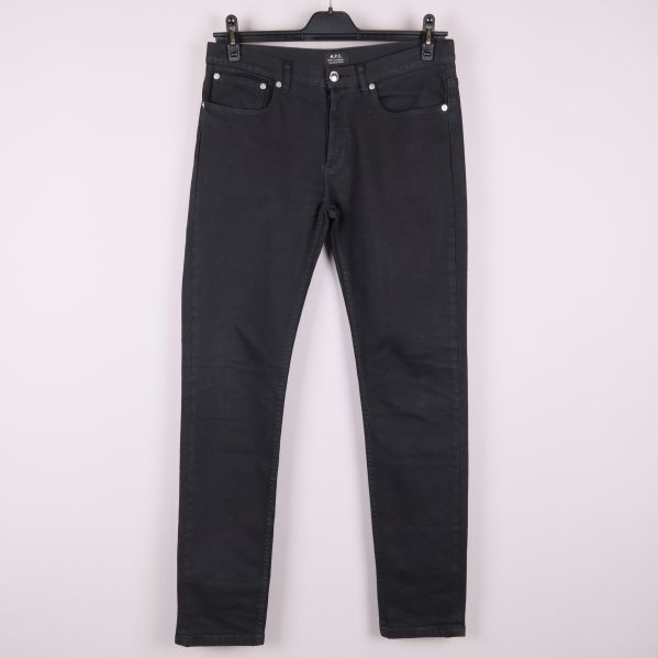 Svarta jeans framifrån med rak passform